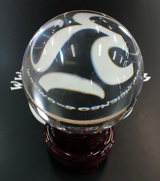 Bola de Cristal 8,5 cm Aprox con base
